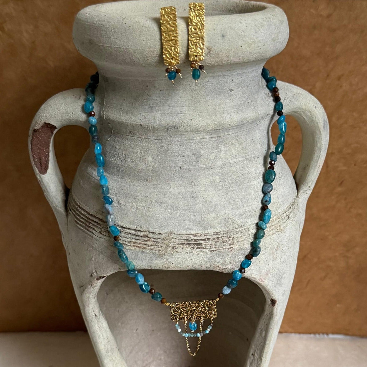 Detailaufnahme der THALASSA Halskette mit Apatitsteinen und goldener Kette