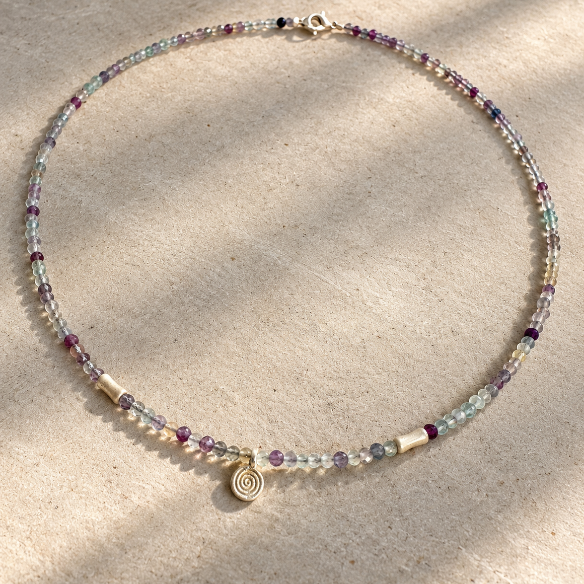 DÖNGÜ Fluoritkette mit Spiralanhänger – Gesamtansicht