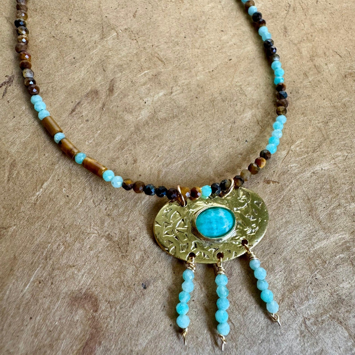 Nahaufnahme der HIMMELSPUR Halskette mit Apatit und Tigerauge