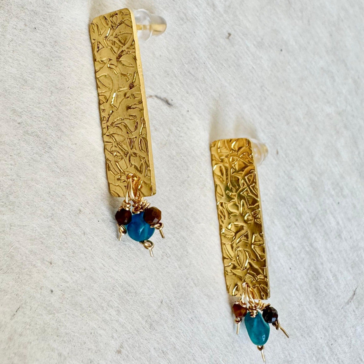 AUREA Apatit- und Tigerauge-Ohrstecker, 18 Karat vergoldet, handgefertigt