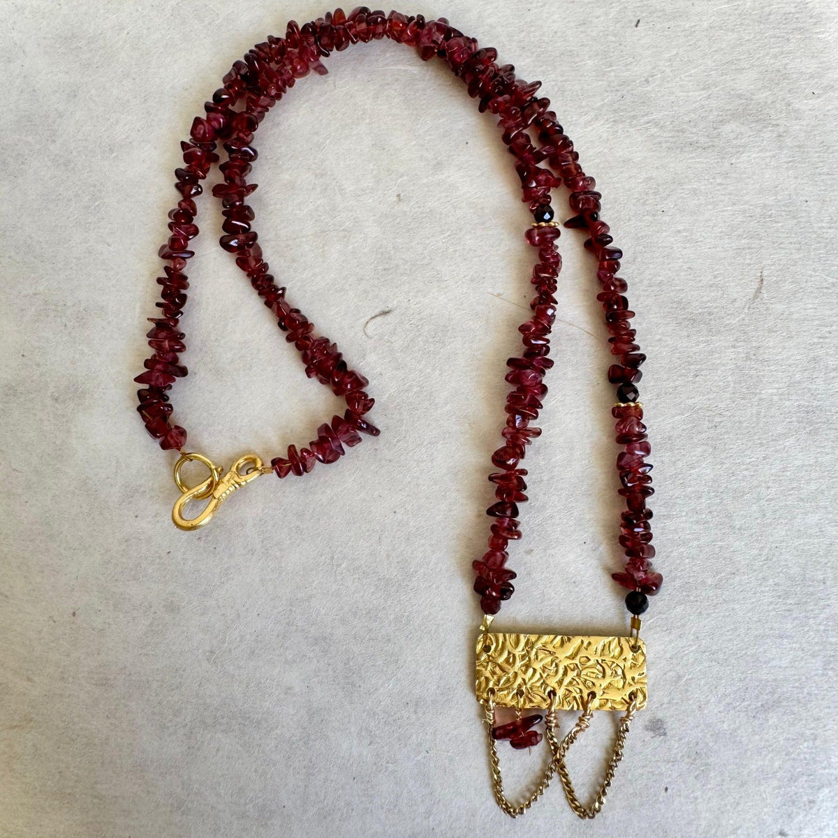 Handgefertigte Granat-Halskette mit geometrischem goldfarbenem Anhänger und 18-Karat-Goldplattierung