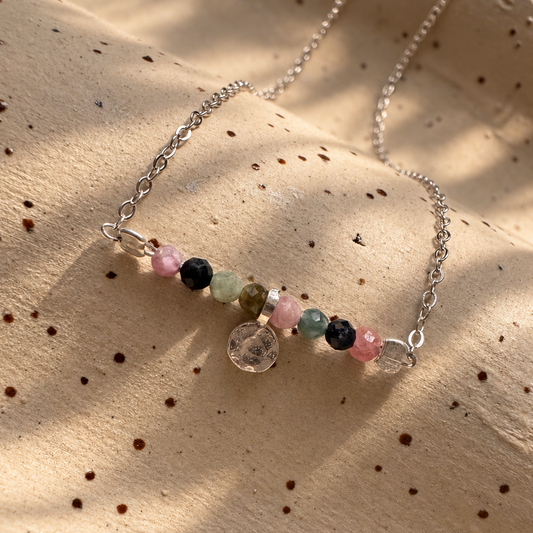 Minimalistische Halskette aus 925er Sterlingsilber mit facettierten rosa Turmalinperlen und bunten Natursteinen