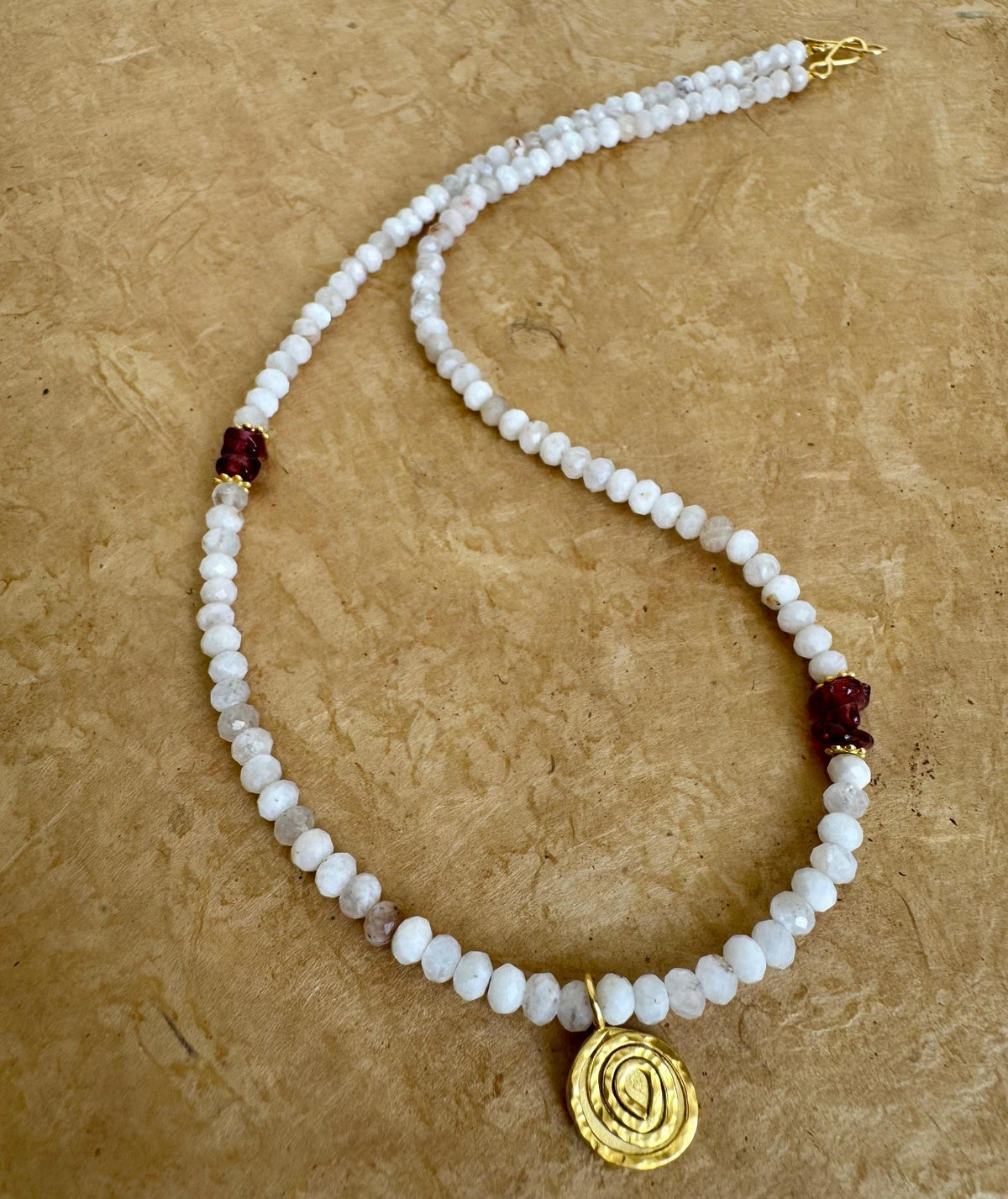 Handgefertigte Halskette mit Mondstein, Granat und goldplattiertem Spiralanhänger