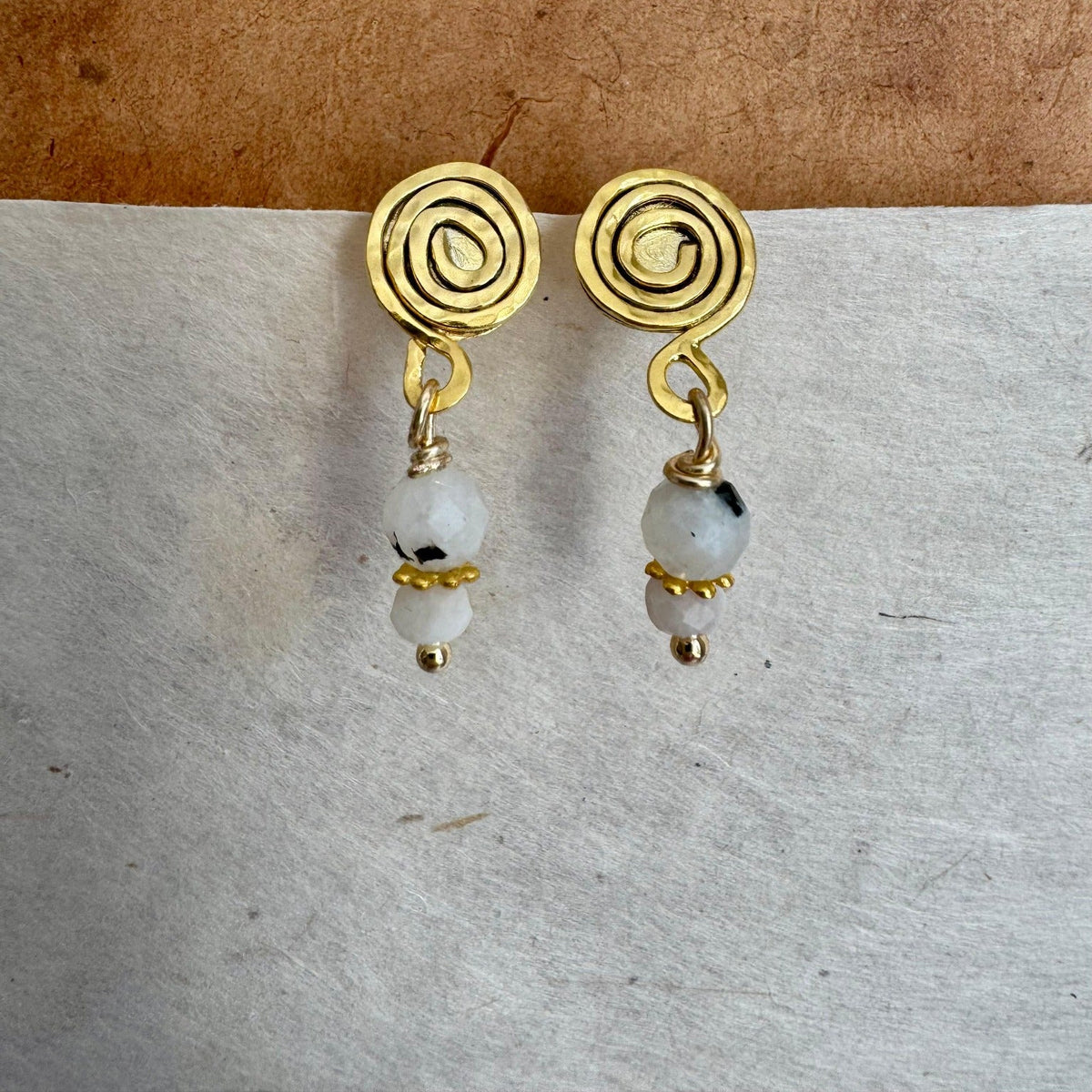 Handgefertigte Spiral-Ohrringe mit Mondstein und 18-karätiger Goldplattierung